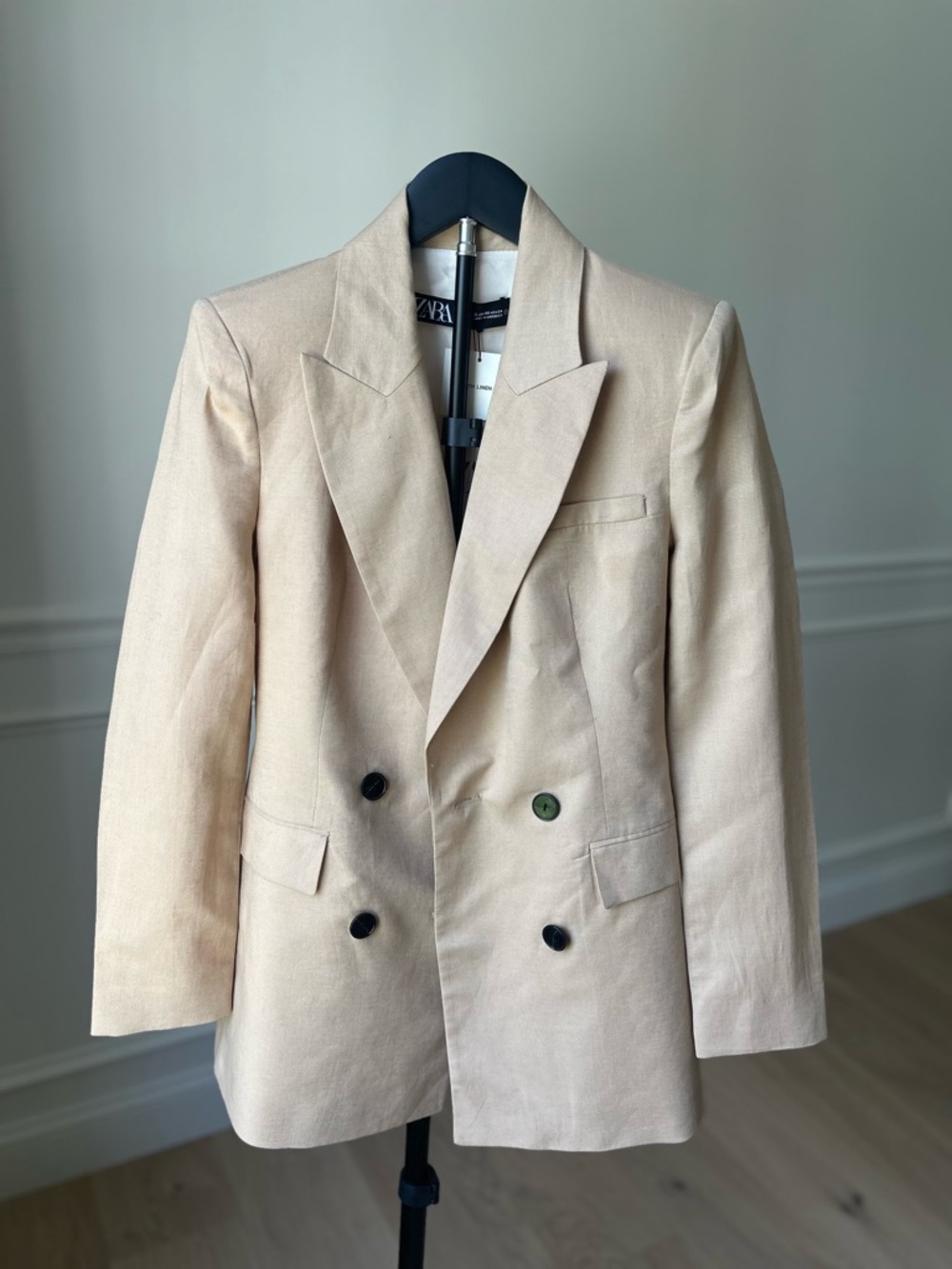 ZARA Neutral LINEN Cream
Double-Breasted Blazer